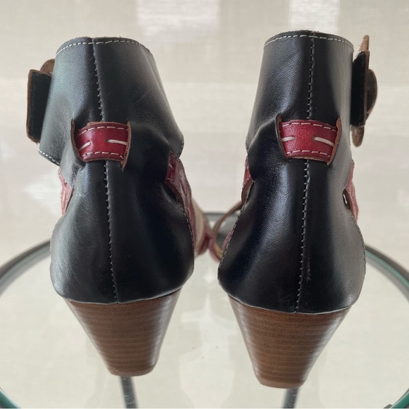 Spring Step sandals with fun floral detailing on the velcro closure. Size 38 - Picture 7 of 13